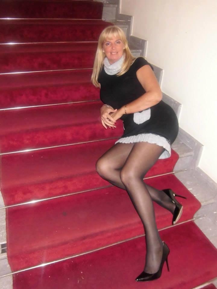 25P Sexy legs MILFs