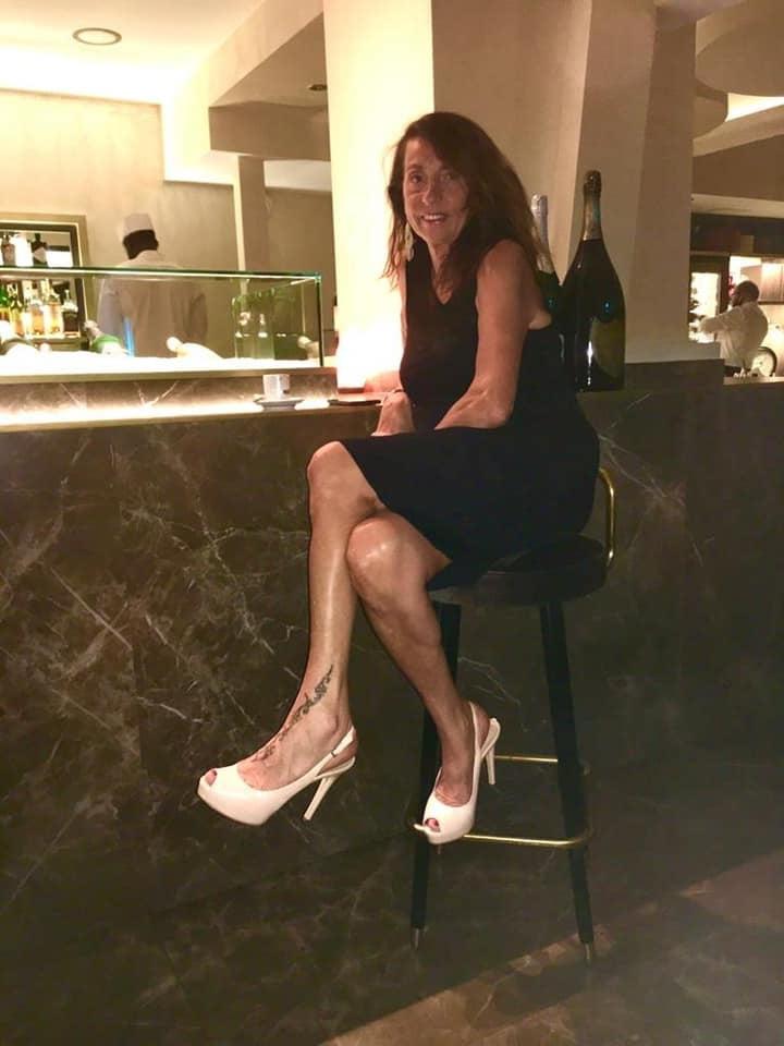 25P Sexy legs MILFs