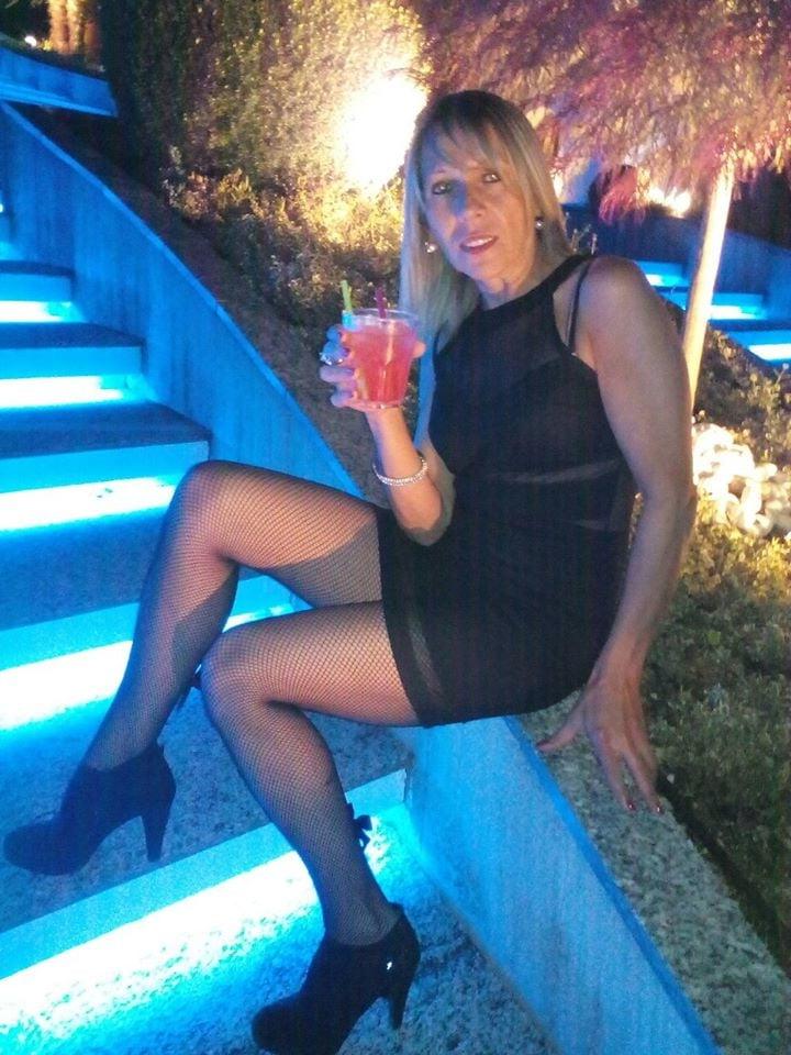 25P Sexy legs MILFs