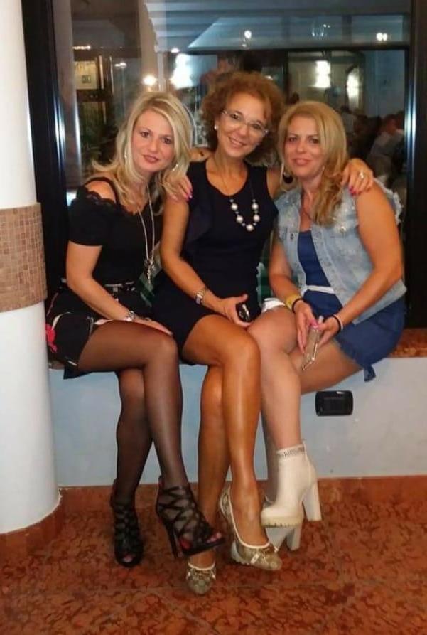 25P Sexy legs MILFs