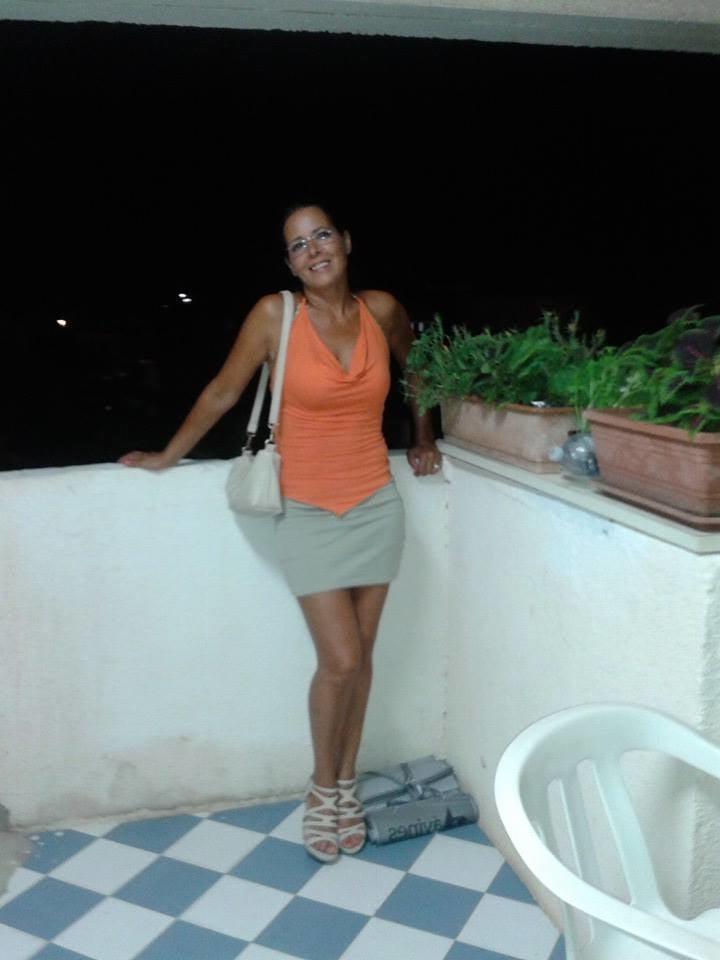 25P Sexy legs MILFs
