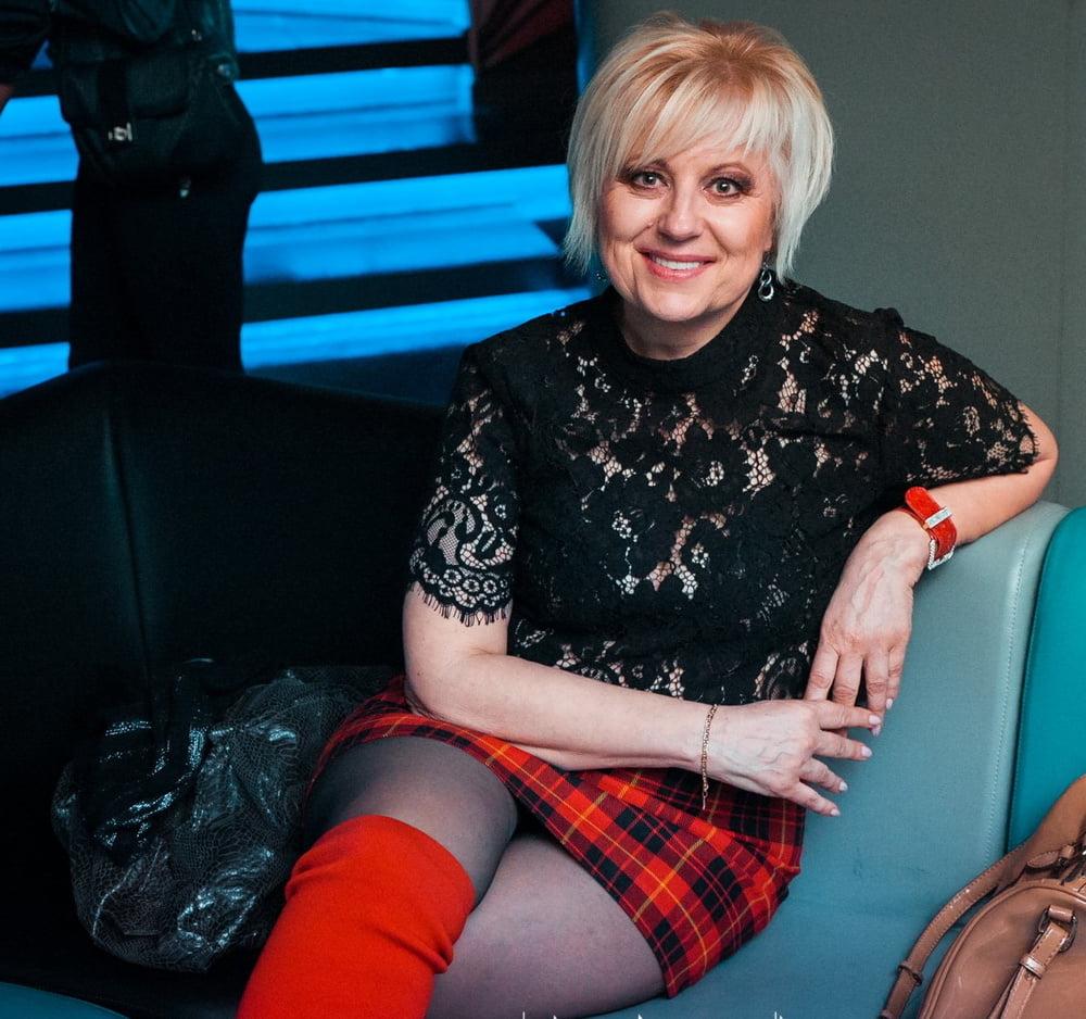 25P Sexy legs MILFs