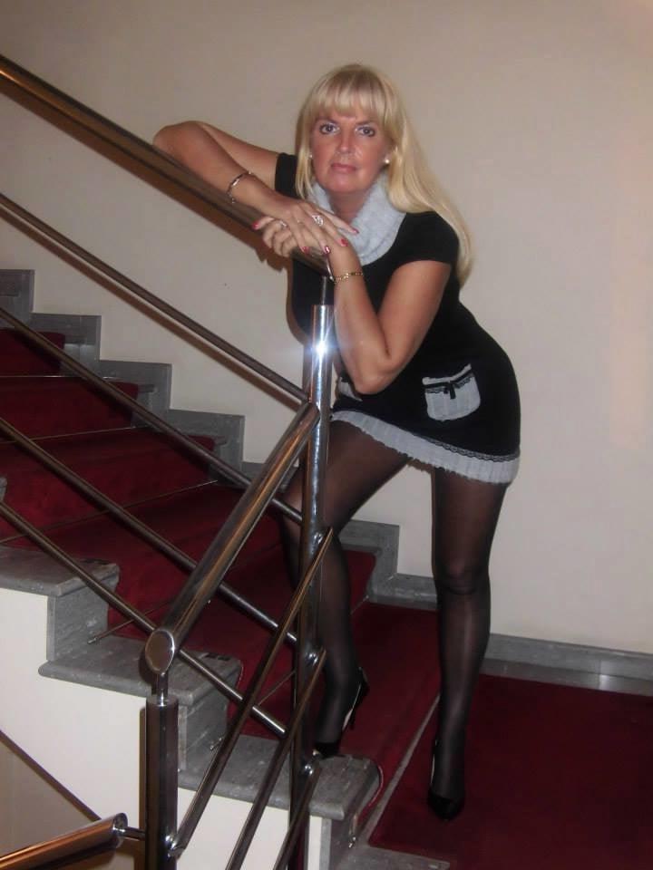 25P Sexy legs MILFs