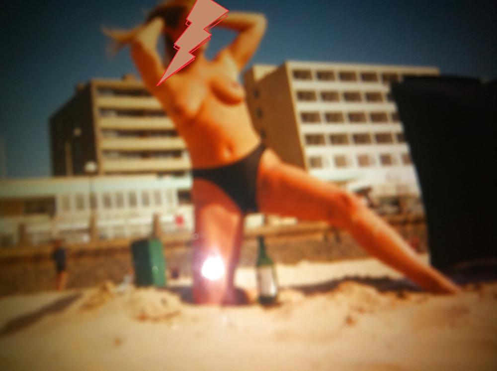 25P Horny exhib gf on beach