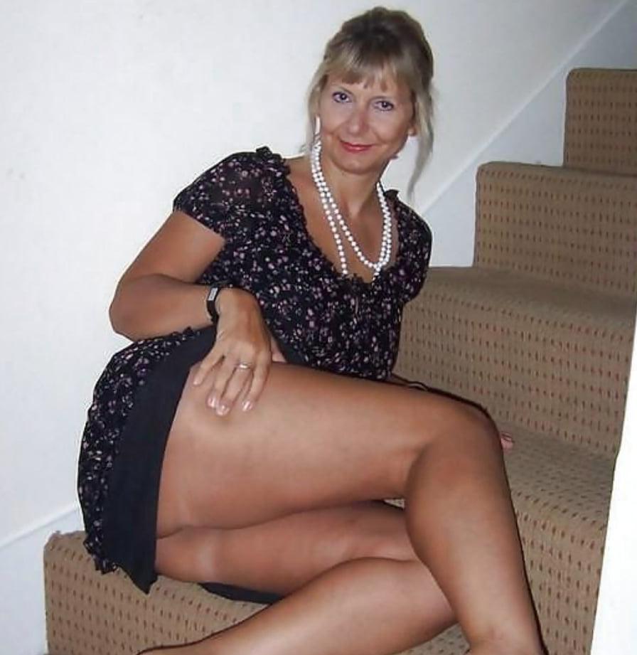 25P Mature Hot Tits and Legs