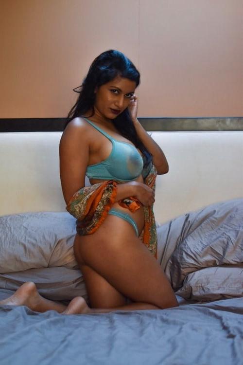 25P Busty Indian MILF