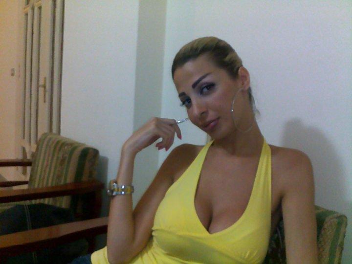 25P Arab Girl Flashing 5