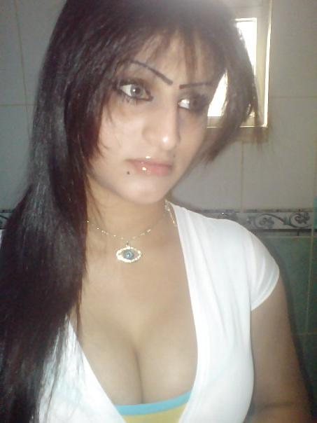 25P Arab Girl Flashing 5