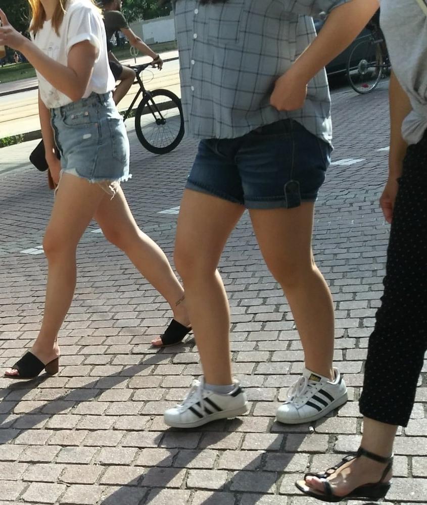 25P Candid legs and feet....