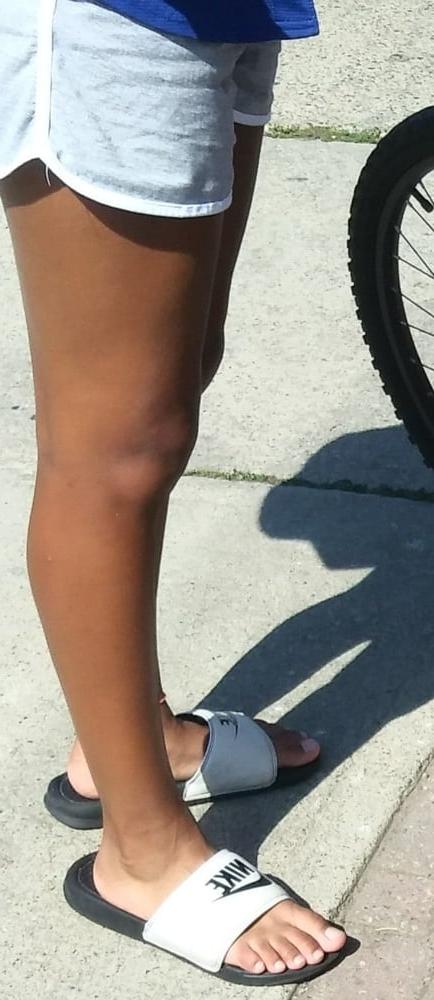 25P Candid legs and feet....