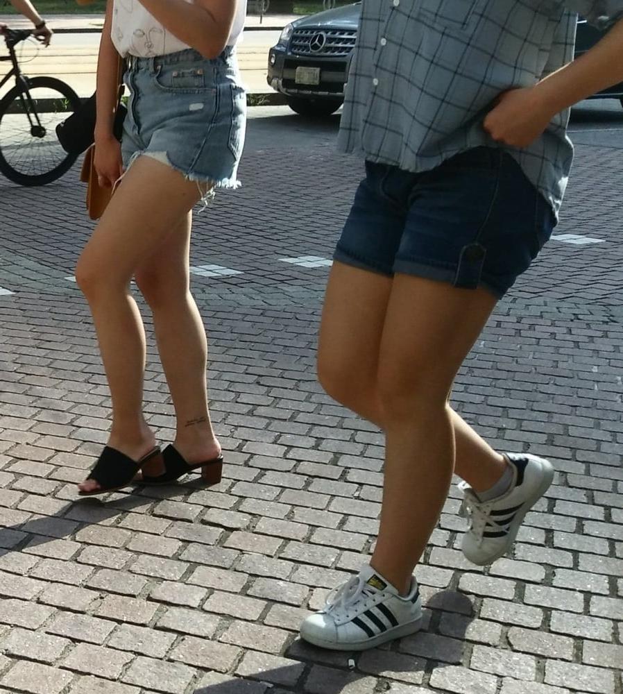 25P Candid legs and feet....