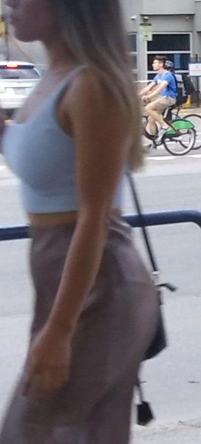 25P Candid legs and feet....