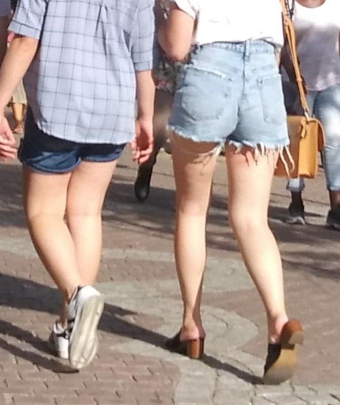 25P Candid legs and feet....