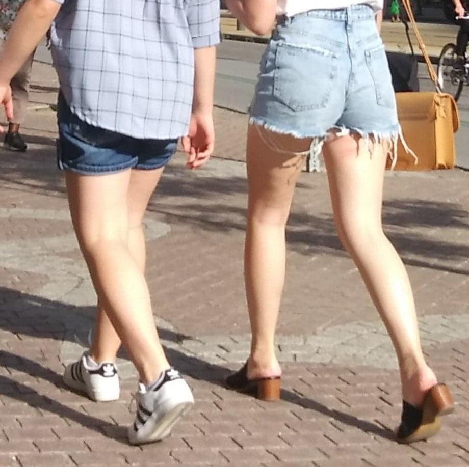 25P Candid legs and feet....