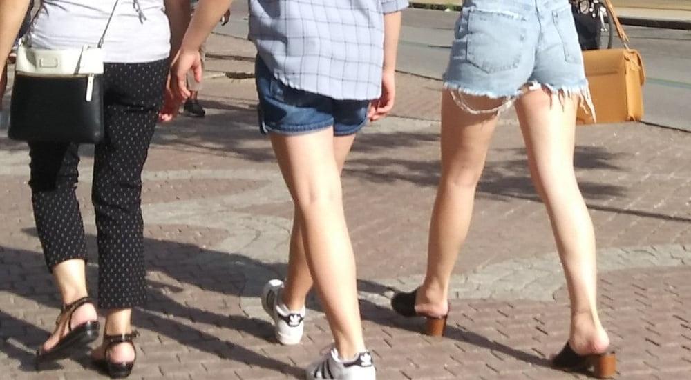 25P Candid legs and feet....