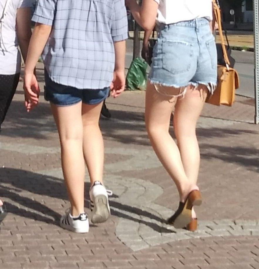 25P Candid legs and feet....