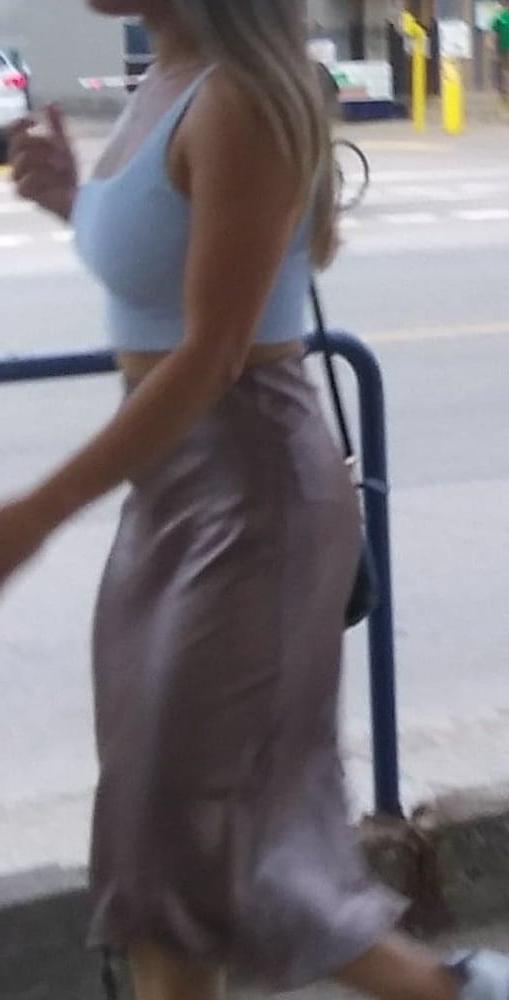 25P Candid legs and feet....