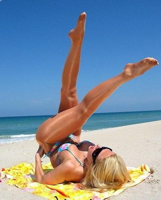25P Pantyhose Legs Up
