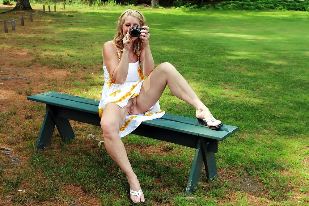 25P Amateur spread legs ladies love to show off