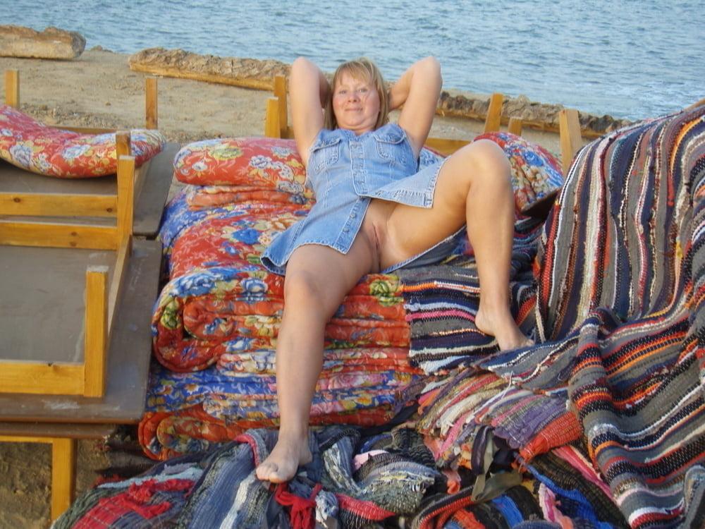 25P Amateur spread legs ladies love to show off