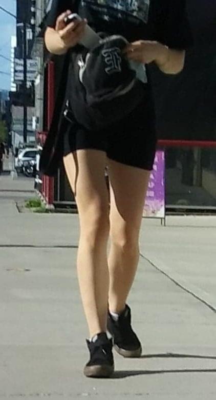 25P Candid legs and feet....