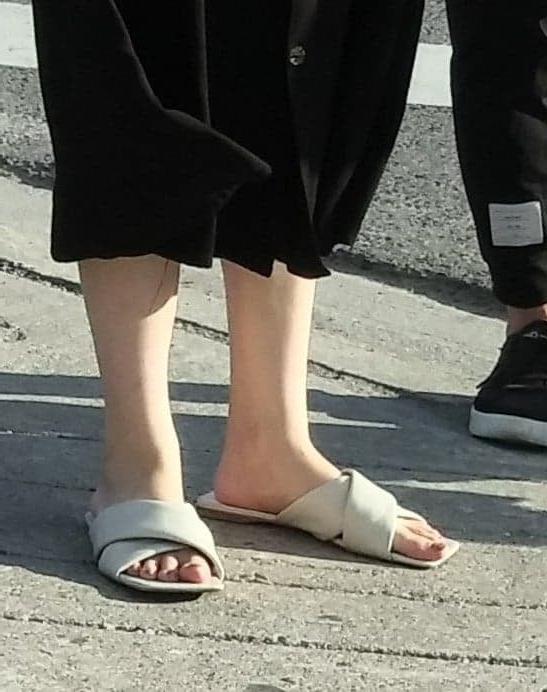 25P Candid legs and feet....