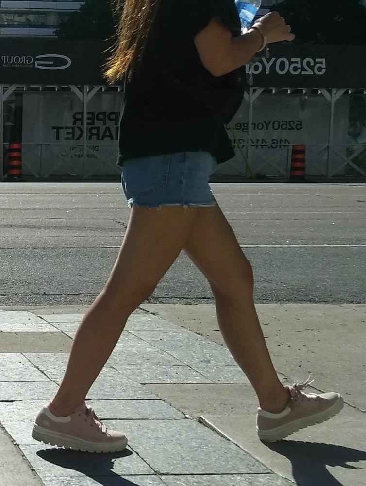 25P Candid legs and feet....