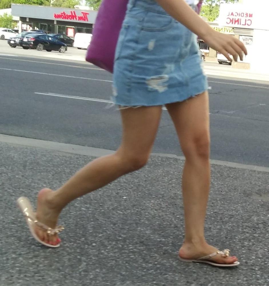 25P Candid legs and feet....