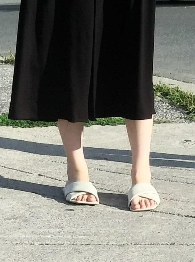 25P Candid legs and feet....