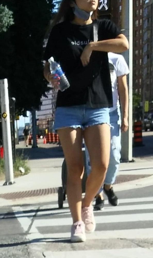 25P Candid legs and feet....