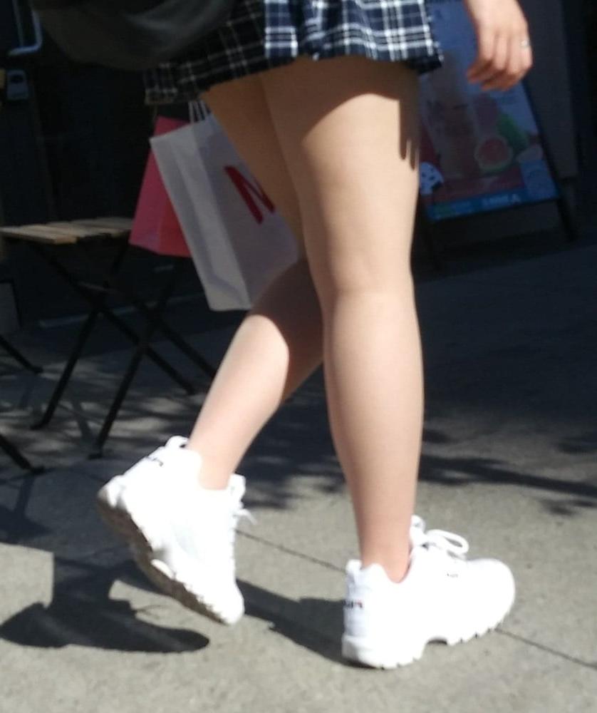 25P Candid legs and feet....