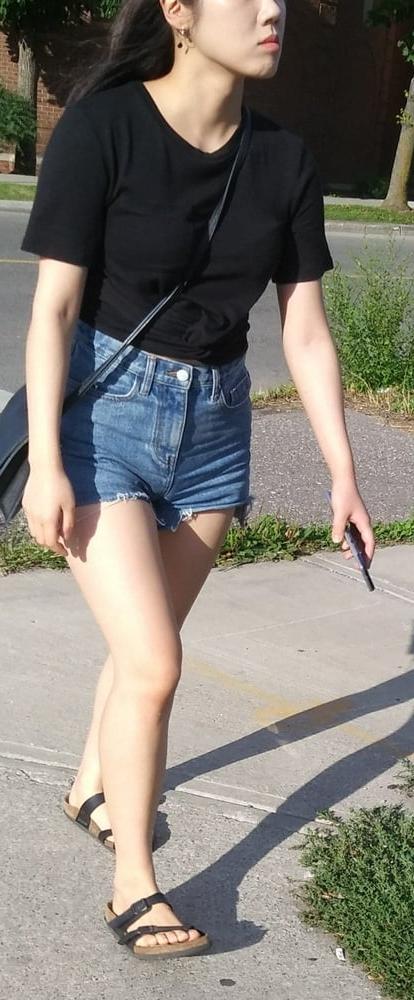 25P Candid legs and feet....
