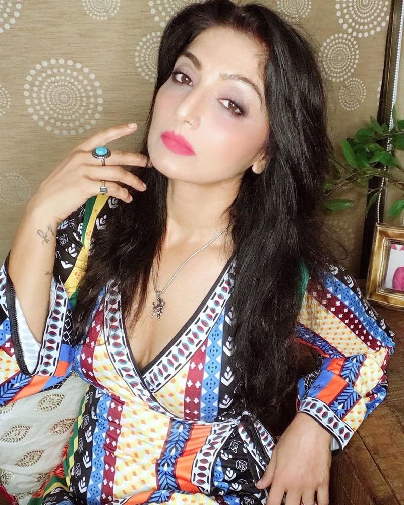 25P Sexy Indian Milf Goddess