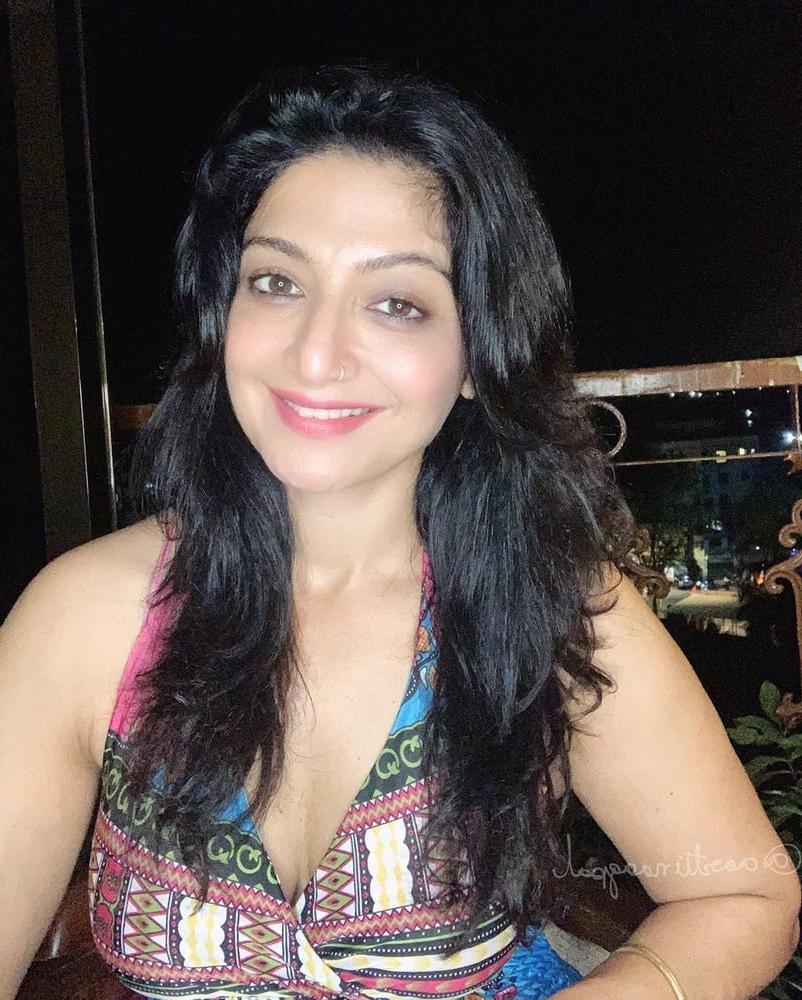 25P Sexy Indian Milf Goddess