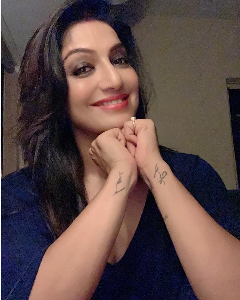 25P Sexy Indian Milf Goddess