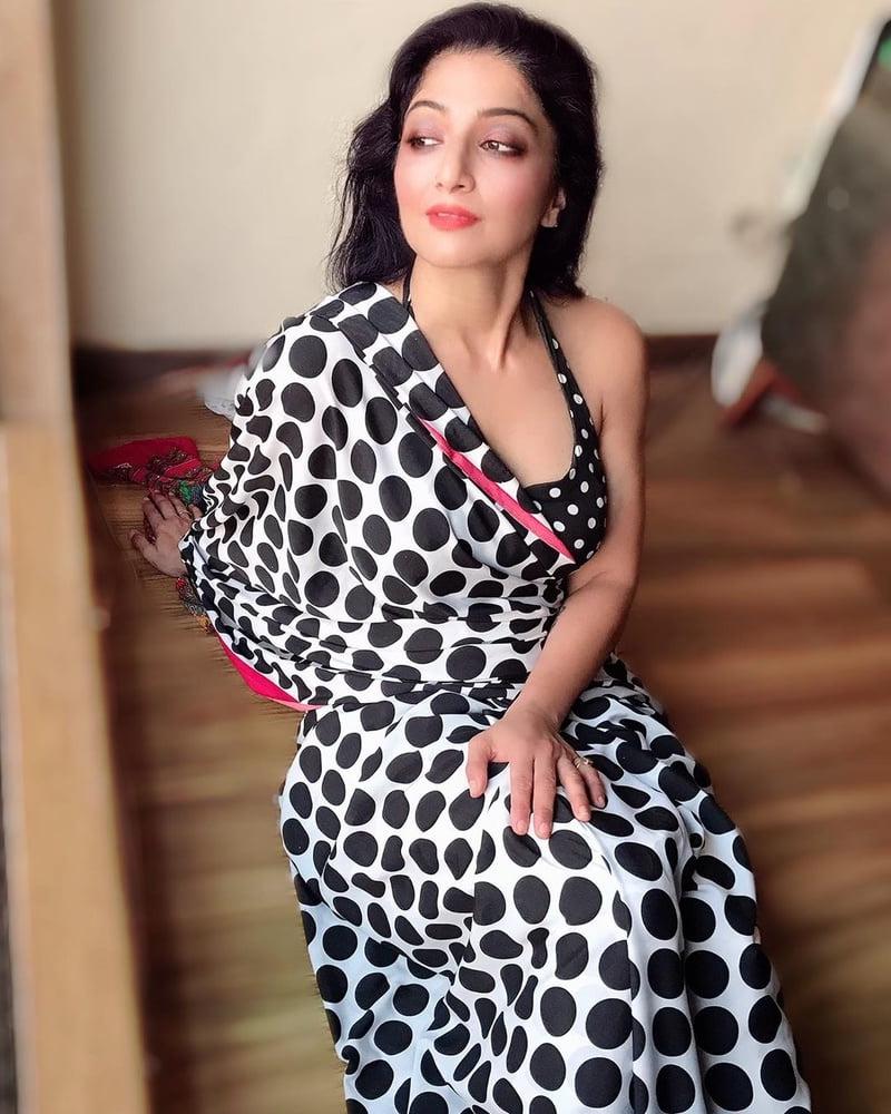 25P Sexy Indian Milf Goddess