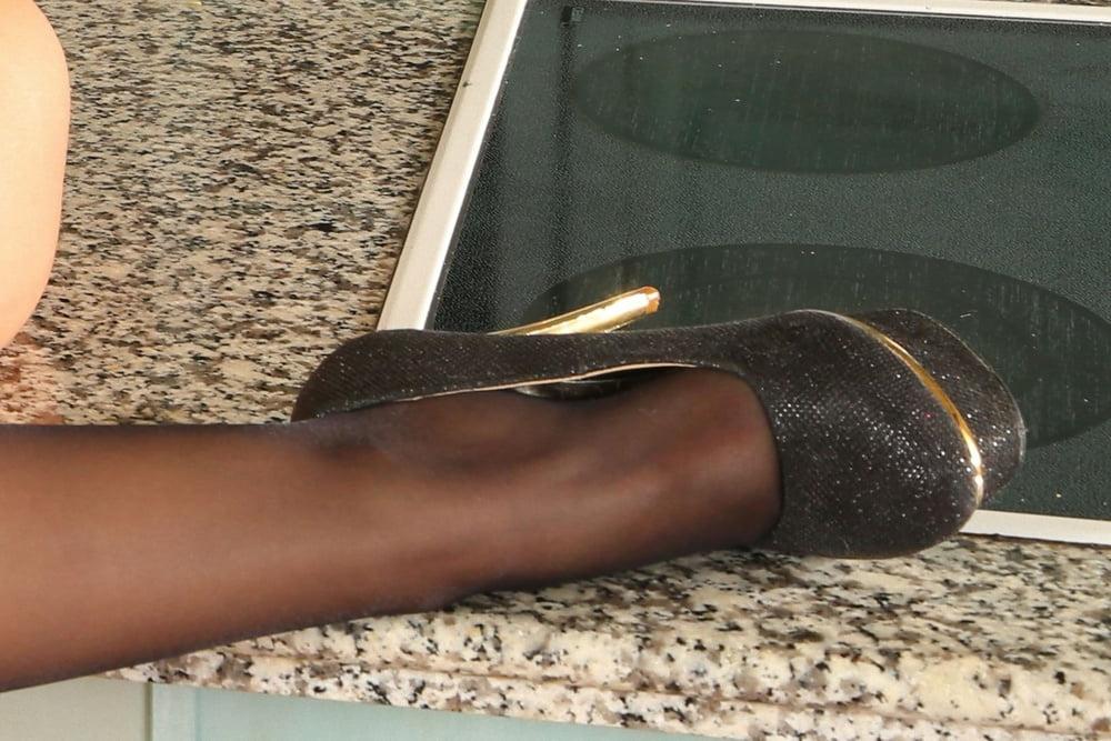 7P Dido Angel with Beautiful Legs Wearing Black Stockings