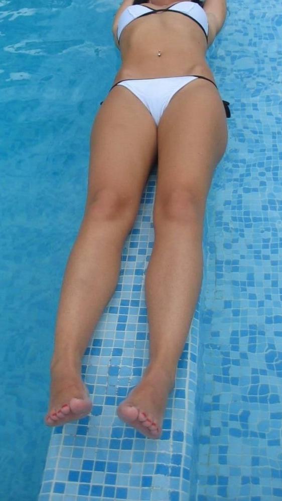 25P Beautiful young amateur legs