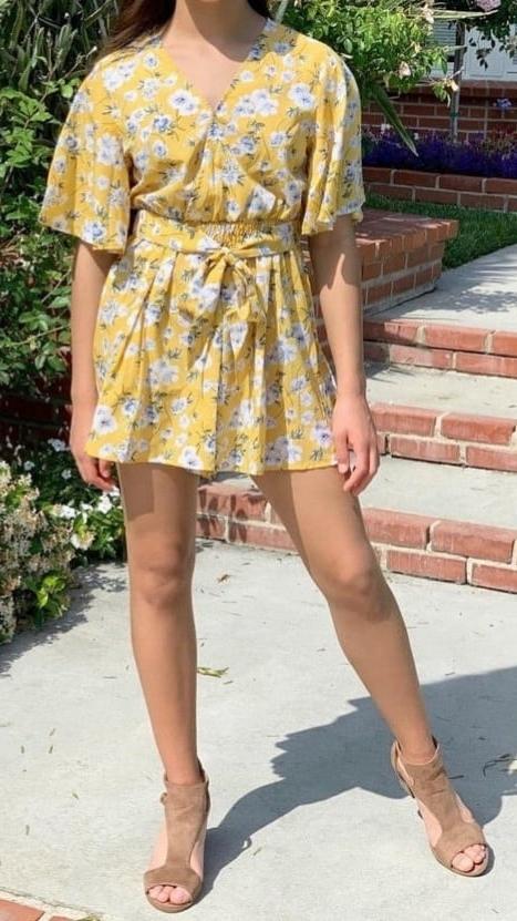 25P Beautiful young amateur legs