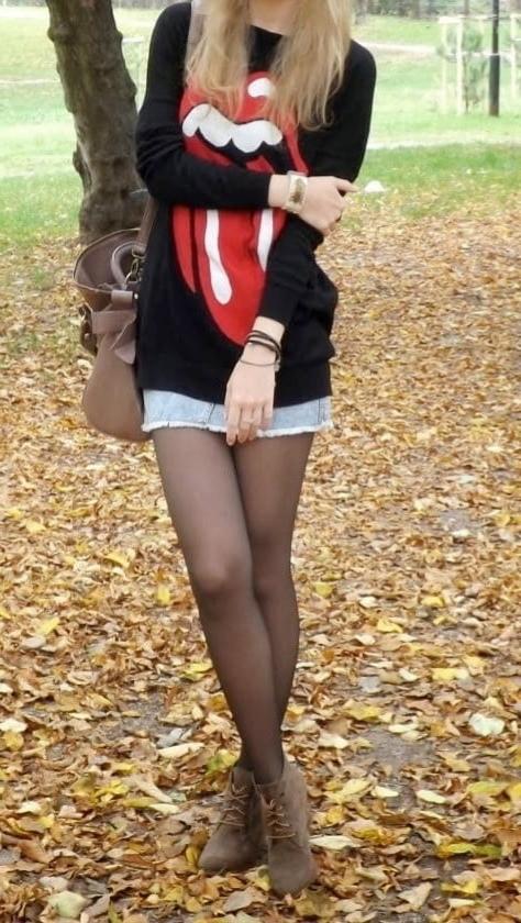 25P Beautiful young amateur legs