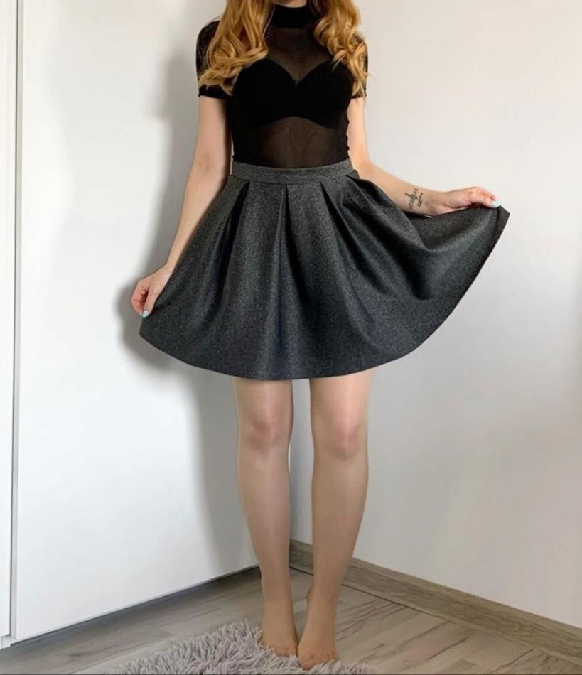 25P Beautiful young amateur legs