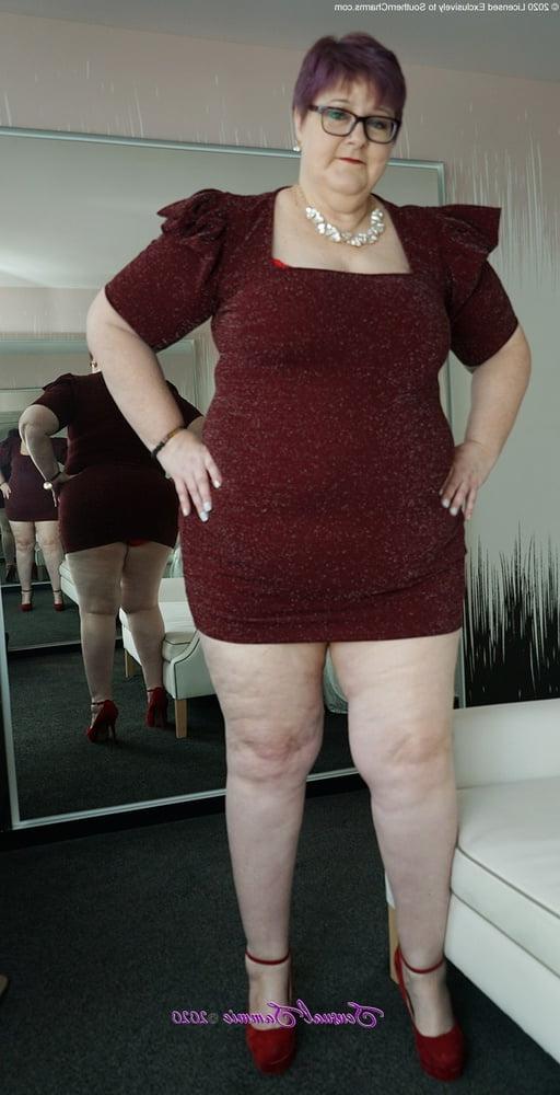 9P Short dress, long legs