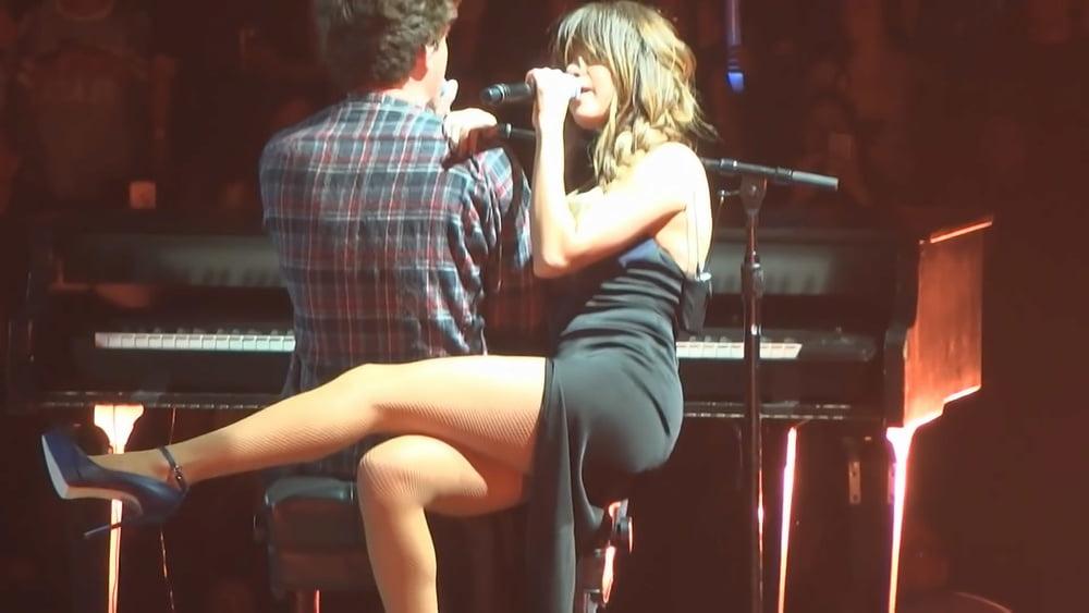 25P SELENA GOMEZ ... PERFECT FUCKING HOT LEGS !!!