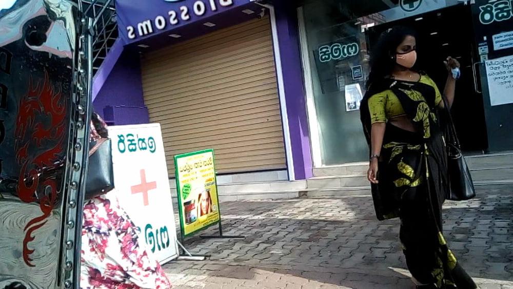 25P sl hot saree road capture fb 4