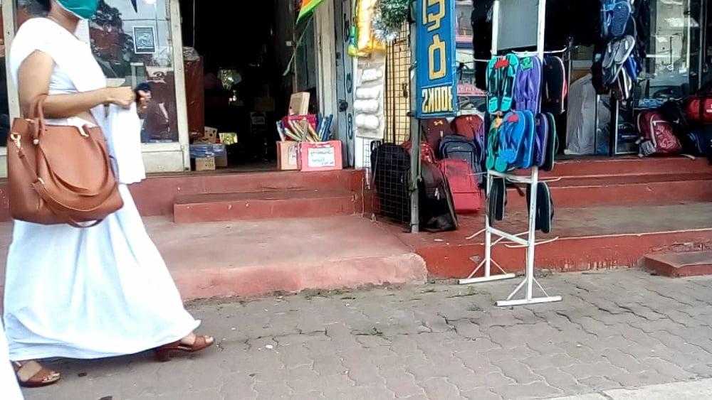 25P sl hot saree road capture fb 4