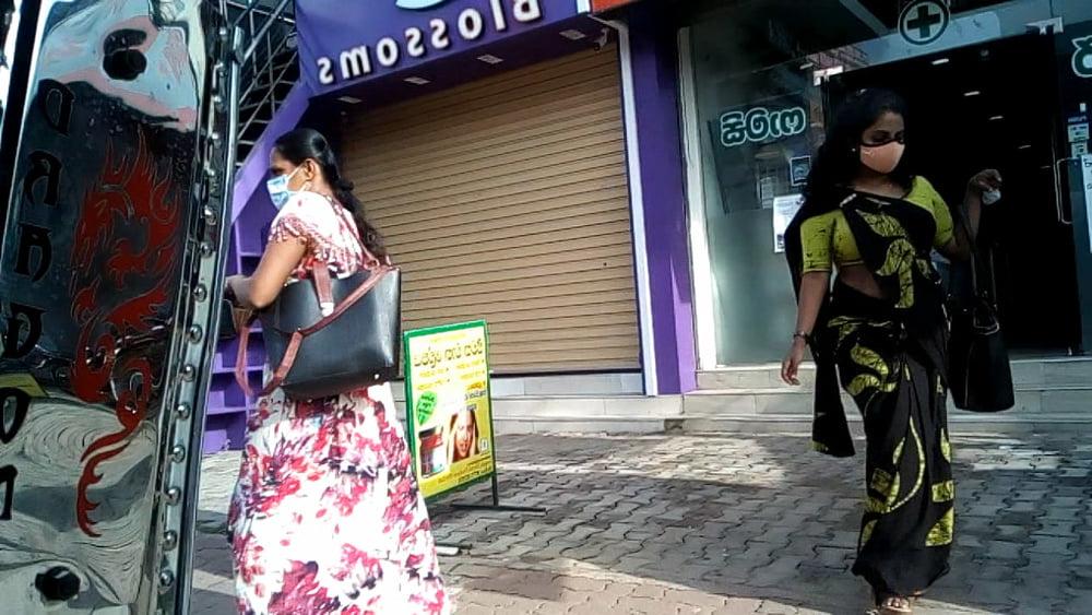 25P sl hot saree road capture fb 4