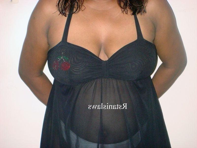 12P Hot pics of dusky Sri Lankan Aunty  showing her lovely tits