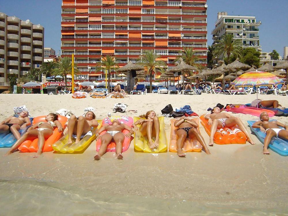 25P Outdoor Beach Babes Group by TROC