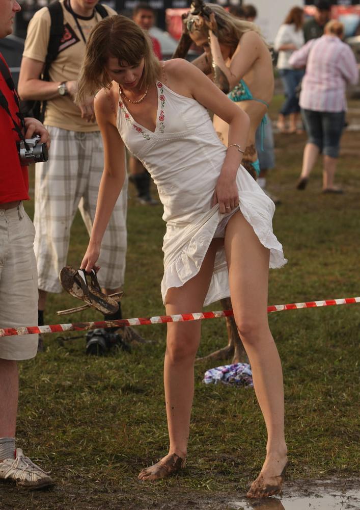 16P 797 - upskirt flashing public amateurs - pussies panties
