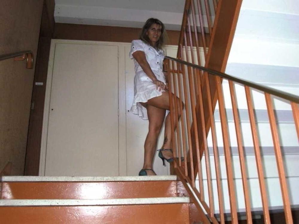 25P Slutty Milf Lisa Flashing